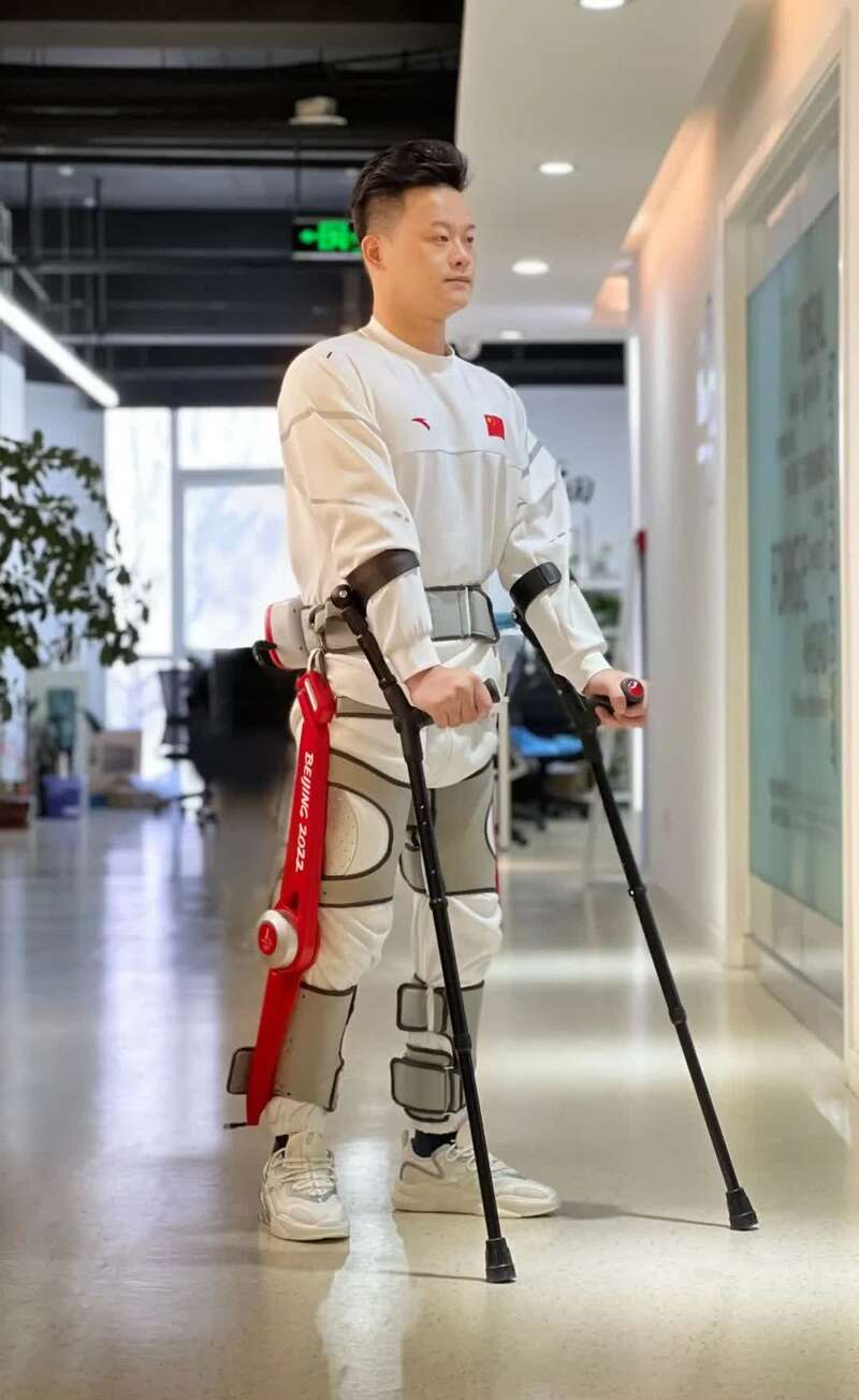 国产外骨骼机器人亮相 助力北京冬残奥火炬传递